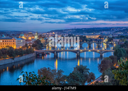 Vista sui ponti lungo il fiume Moldava al tramonto da Letenske sady in Parague, Repubblica Ceca Foto Stock