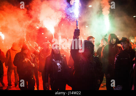 L'ala sinistra manifestanti illumina flares durante l'anti-capitalista marzo nel quartiere di Nørrebro di Copenaghen. Danimarca, Copenaghen, 17/11 2013. Foto Stock