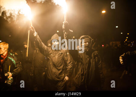 L'ala sinistra manifestanti illumina flares durante l'anti-capitalista marzo nel quartiere di Nørrebro di Copenaghen. Danimarca, Copenaghen, 17/11 2013. Foto Stock