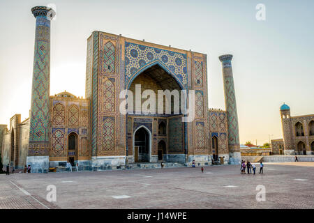 Samarcanda, Uzbekistan - 27 agosto: Visitatori davanti di Samarcanda Registan nel tardo pomeriggio. Agosto 2016 Foto Stock