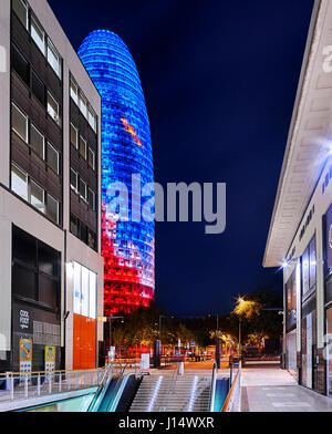 La Torre Agbar fu costruito nel 2005 dal famoso architetto Jean Nouvel. Si tratta di un famoso punto di riferimento nella proprietà di Barcellona da parte del Grupo Agbar. Foto Stock