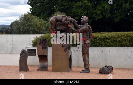 A Canberra, Australia - 18 Marzo 2017. La scultura che commemora il ruolo vitale e il contributo di rilevamento esplosivi i cani e i loro gestori di eventi in guerra. Foto Stock