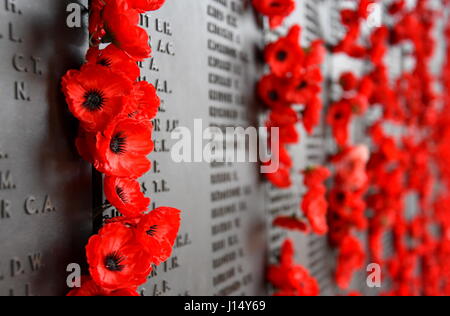 A Canberra, Australia - 18 Marzo 2017. Parete di papavero elenca i nomi di tutti gli australiani, morto in servizio degli eserciti. Il papavero rosso è un simbolo. Foto Stock