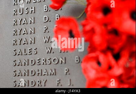 A Canberra, Australia - 18 Marzo 2017. Parete di papavero elenca i nomi di tutti gli australiani, morto in servizio degli eserciti. Il papavero rosso è un simbolo. Foto Stock