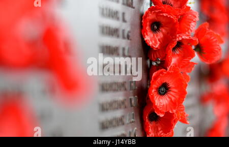 A Canberra, Australia - 18 Marzo 2017. Parete di papavero elenca i nomi di tutti gli australiani, morto in servizio degli eserciti. Il papavero rosso è un simbolo. Foto Stock