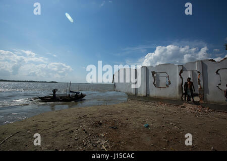 Riverbank danni dovuti a fenomeni di erosione del fiume dalla Padma River a Dohar a Dacca in Bangladesh Foto Stock