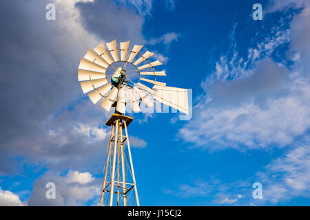 Close-up di un windmil e cielo blu Foto Stock