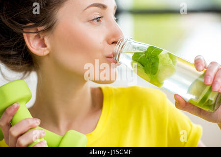 Donna di sport di acqua potabile Foto Stock