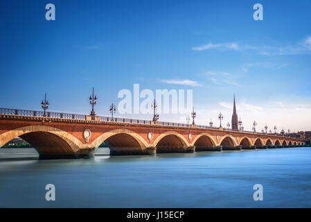 Pont de Pierre ponte con St Michel cattedrale, Bordeaux, Francia Foto Stock