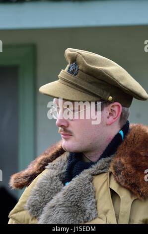 Stowe Maries Airfield Essex, Regno Unito - 14 Maggio 2014 : Ritratto di uomo con moustasche in ufficiali di pilota di guerra mondiale una uniforme Foto Stock