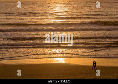 Sagome di un paio di godersi il tramonto sull'oceano atlantico, Lacanau Francia Foto Stock