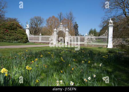 Cholmondeley Castle Gardens. Vista la molla del xviii secolo Il Grade II* elencati Robert Bakewell gates a Cholmondeley Castle. Foto Stock