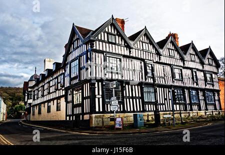 In Herefordshire town, Ledbury Park è un tardo XVI secolo la struttura di legno edificio con tetti di tegole di due piani. Foto Stock