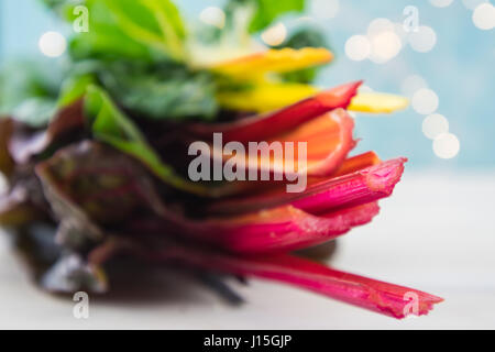 Profondità di campo ridotta di Rainbow Chard steli con messa a fuoco selettiva Foto Stock