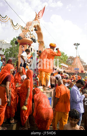 Pellegrini la balneazione nel fiume kshipra, Ujjain, Madhya Pradesh, India, Asia Foto Stock