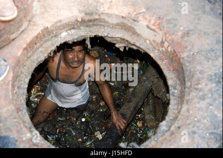 Lavaggio manuale , operaio di drenaggio , operaio di tombini , Ujjain , Madhya Pradesh , India , Asia , Asiatico , Indiano Foto Stock