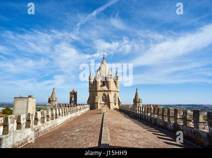 La torre della lanterna al di sopra del tetto della Cattedrale di Evora, Basilica Sé Catedral de Nossa Senhora da Assuncao in una giornata di sole. Evora, Portogallo. L'Europa. Foto Stock