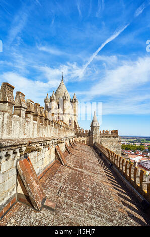 La torre della lanterna al di sopra del tetto della Cattedrale di Evora, Basilica Sé Catedral de Nossa Senhora da Assuncao in una giornata di sole. Evora, Portogallo. L'Europa. Foto Stock