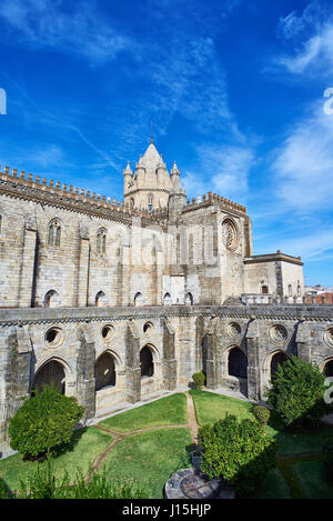 La torre della lanterna e transetto oltre il chiostro della Cattedrale di Evora, Basilica Sé Catedral de Nossa Senhora da Assuncao in una giornata di sole. Evora, Portogallo. Foto Stock