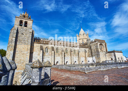 Il campanile e il transetto della Cattedrale di Evora, Basilica Sé Catedral de Nossa Senhora da Assuncao in una giornata di sole. Evora, Portogallo. L'Europa. Foto Stock