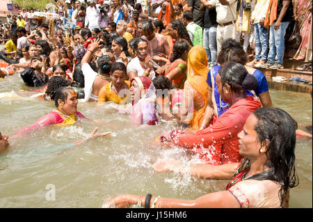 Transgender la balneazione nel fiume kshipra, Madhya Pradesh, India, Asia Foto Stock