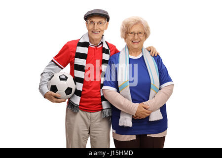 Senior di gioia i tifosi di calcio guardando la telecamera isolata su sfondo bianco Foto Stock