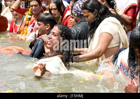 Transgender la balneazione nel fiume kshipra, Madhya Pradesh, India, Asia Foto Stock