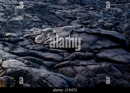 Lava solidificata nel Parco Nazionale dei Vulcani delle Hawaii sulla Big Island, Hawaii, Stati Uniti d'America. Foto Stock