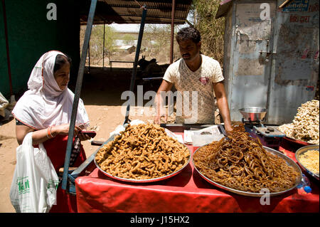 Jalebi shop on street, tilwara ghat, Jabalpur, Madhya Pradesh, India, Asia Foto Stock