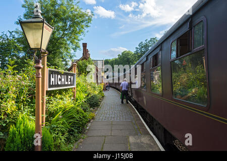 Vintage di carrozze passeggeri a Highley stazione ferroviaria in Severn Valley Railway, Highley, Shropshire, Inghilterra, Regno Unito. Foto Stock