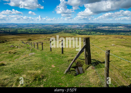 Guardando ad ovest verso il confine gallese dalla punta meridionale di Brown Clee Hill, Shropshire, Inghilterra, Regno Unito Foto Stock