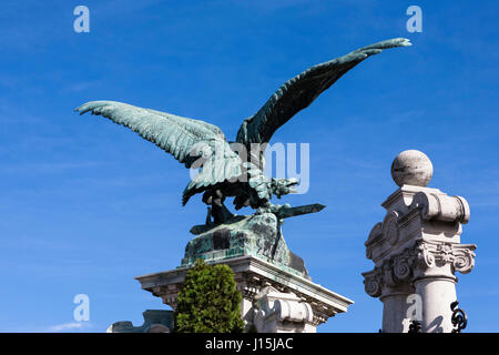 Statua del mitico Turul uccello mediante l'ingresso al Castello Reale, Szent György tér, Várhegy, Budapest, Ungheria Foto Stock