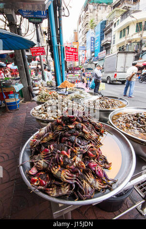 Frutti di mare street stallo in Yaowarat Road, Chinatown, Bangkok, Thailandia Foto Stock