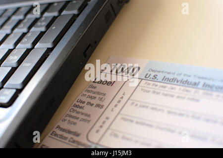 USA forma fiscale 1040 e laptop. Foto Stock