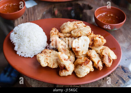 Phong Nha, Vietnam - 9 marzo 2017: il cibo locale sulla piastra Foto Stock