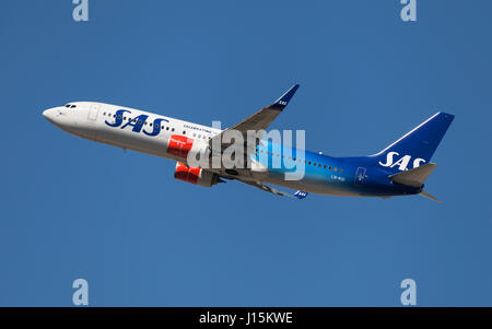 SAS Boeing 737-800 dipinte in 'celebra 70 anni di colori speciali in decollo dall'Aeroporto El Prat di Barcellona, S Foto Stock