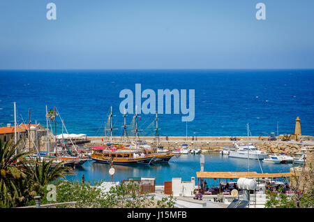 Le barche nel porto di Kyrenia sulla costa settentrionale di Cipro. Foto Stock