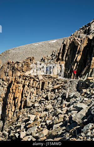 CA03244-00...CALIFORNIA - escursionisti sul Monte Whitney Trail in Sequoia Kings Canyon Wilderness. Foto Stock