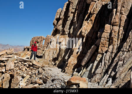 CA03246-00...CALIFORNIA - escursionista sul Monte Whitney Trail in Sequoia Kings Canyon Wilderness. Foto Stock