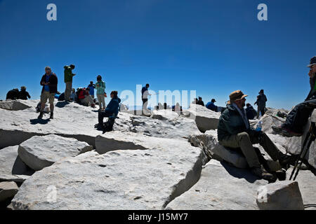 CA03251-00...CALIFORNIA - escursionisti in rilassanti sulla vetta del Monte Whitney. Foto Stock