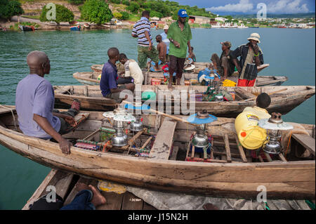 Una mothership porta piccoli pescherecci per la pesca notturna di sardine, localmente noto come buka-buka, sul lago Tanganica e Zambia Foto Stock