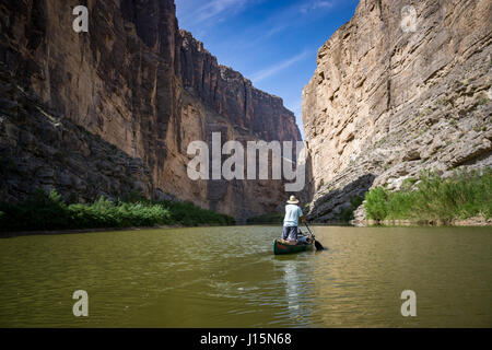 In canoa sul Rio Grande Fiume, Parco nazionale di Big Bend, Santa Elena canyon, Texas. Foto Stock