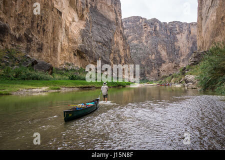 In canoa sul Rio Grande Fiume, Parco nazionale di Big Bend, Santa Elena canyon, Texas. Foto Stock