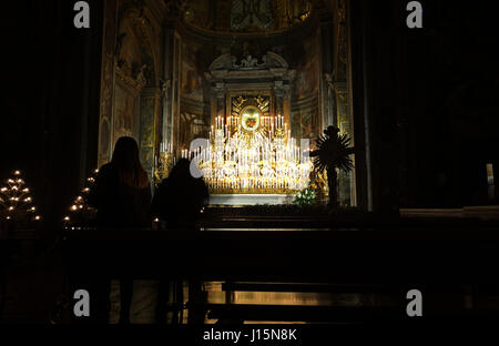 Roma, Italia - 13 Aprile 2017: quaranta ore macchina di devozione, per secoli, 213 candele hanno illuminato la chiesa di Santa Maria dell'Orto in Trastev Foto Stock