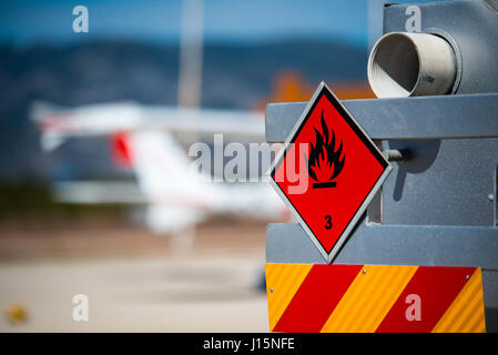 Vista posteriore del servizio e il rifornimento di carburante il carrello su un aeroporto con un aeromobile di sfondo sfocato. Rischio chimico, liquidi infiammabili. Foto Stock