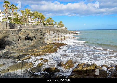 Passeggiata lungo la costa dell'oceano in Gran Canaria Foto Stock