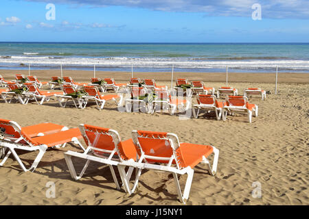 I lettini sulla spiaggia nel Gran Canaria Foto Stock