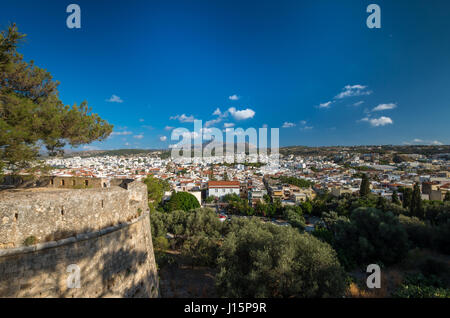 Vista della città di Rethymno dalla fortezza di Fortezza. Foto Stock