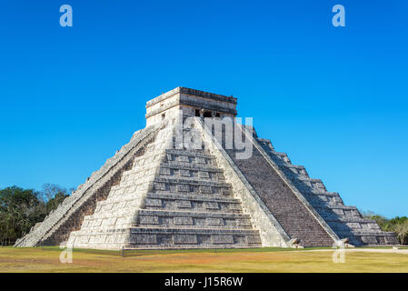Vista della Piramide di Kukulcan, noto anche come El Castillo, le rovine Maya di Chichen Itza, Messico Foto Stock