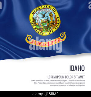 Bandiera di stato degli Stati Uniti Idaho sventolando isolato su un fondo bianco. Il nome dello stato e l'area di testo per il messaggio. Foto Stock